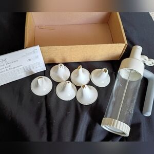 The Pampered Chef White Cake Decorating Tool Set